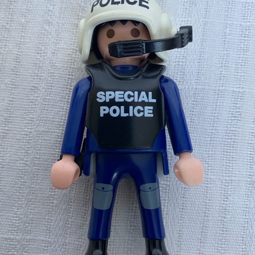 PLAYMOBIL Special Police SWAT Set - 2 Figures With German Shepherd & Accessories - Picture 6 of 8